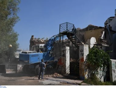 Κατεδαφίστηκε κτίριο που τελούσε υπό κατάληψη στα Εξάρχεια (φωτό)